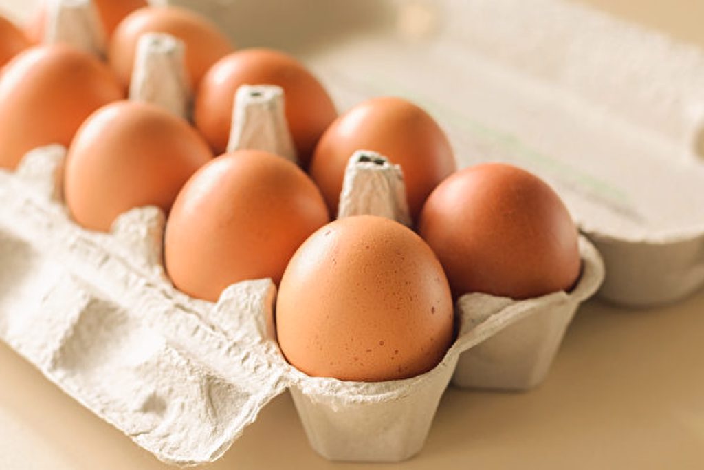 雞蛋是紙盒包裝，請直接將蛋連同紙盒放在冰箱。(圖/Shutterstock)