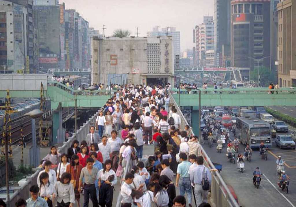 網友分享30年前的台北街頭引網友熱議。(圖/翻攝自臉書「爆廢公社公開版」)