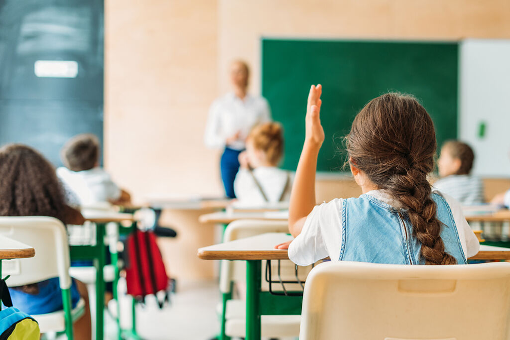 一名國小老師因為學生考試成績不佳，便辱罵其「笨」、「朽木不可雕也」，遭到家長提告求償。（示意圖／Shutterstock）