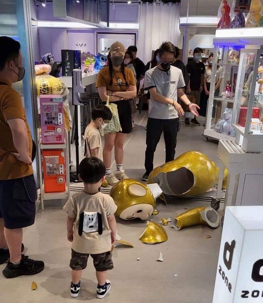 香港某知名公仔店，要價台幣20萬的巨型「天線寶寶」遭男童撞毀，該母親雙手叉腰很無奈。（翻攝自臉書爆廢公社公開版）