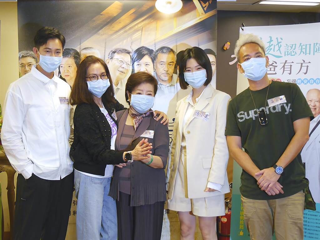 邱凱偉（左起）、柯素雲、陳淑芳、傅小芸、高山峰分享演出《你好，我是誰》趣事。（大愛電視台提供）