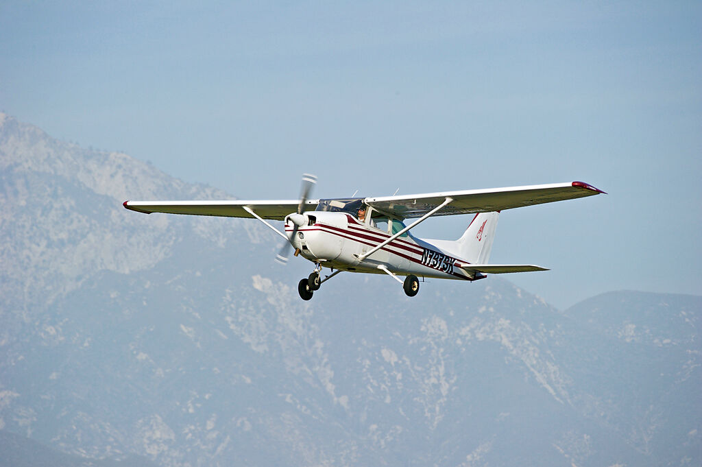 當時兩人乘坐的教練機為塞斯納172型天鷹（Cessna 172 Skyhawk）。(示意圖／shutterstock)