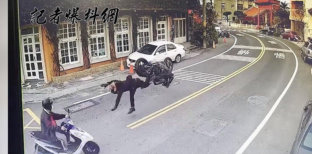 彰化縣鹿港鎮先前發生一起車禍，一名重機騎士疑似煞車過猛而自摔，整個人飛在空中。（翻攝自臉書《記者爆料網》）