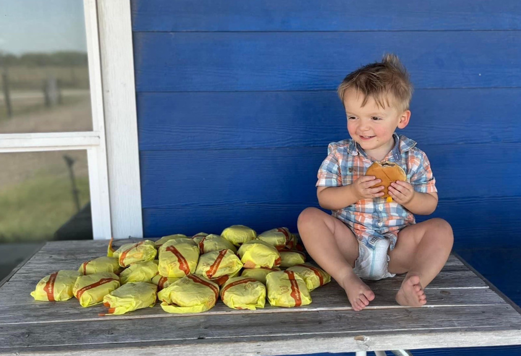 小男孩與31個麥當勞漢堡合照。(圖/翻攝自Kelsey Burkhalter Golden臉書）