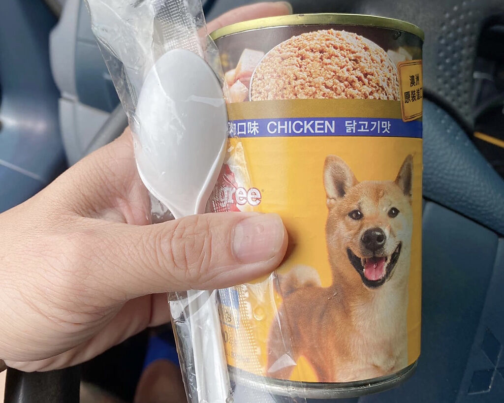 一名男網友到超商買狗罐頭，不料店員竟給了他塑膠湯匙，讓他相當無奈。（圖／翻攝自臉書社團爆廢公社公開版）