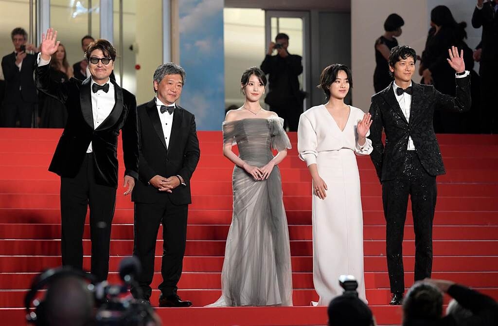 宋康昊（左起）、是枝裕和、李知恩、李周映、姜棟元登上坎城影展紅毯。（摘自CJ ENM Movie臉書）