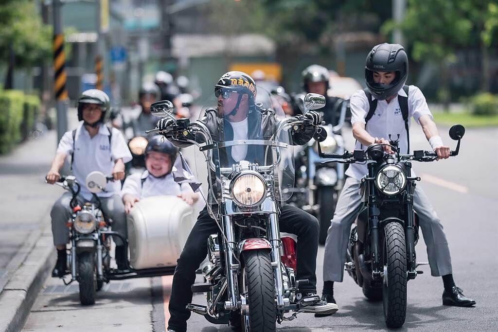 熱愛重機的陳為民，將自己的重機騎進劇中，帶著車隊護送兒子上學。（TVBS提供）