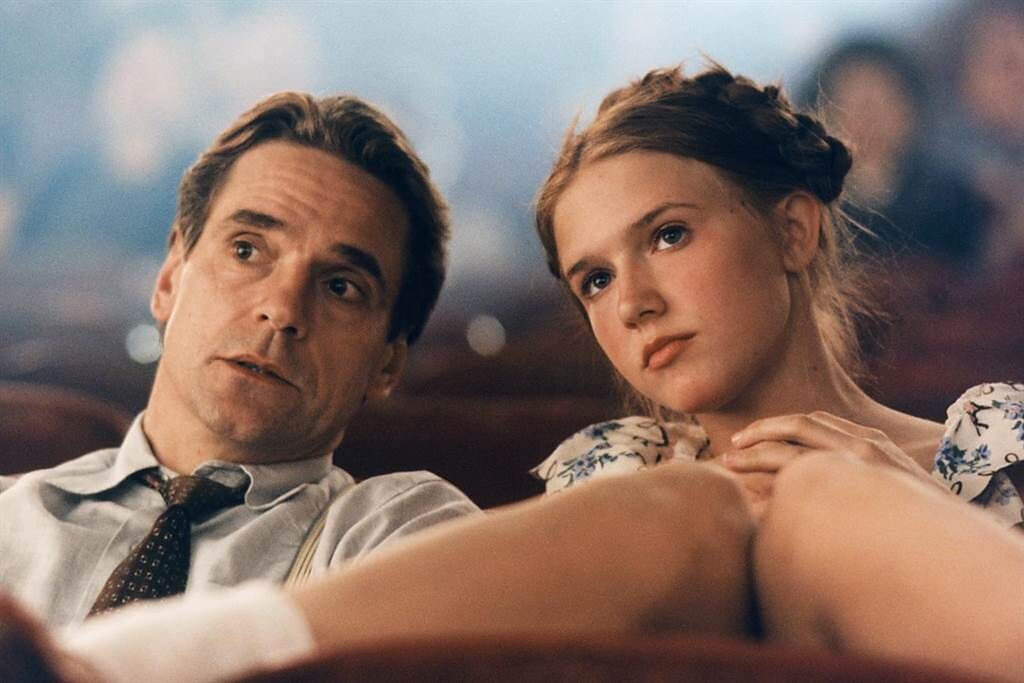 《蘿莉塔》描述傑瑞米艾朗（左）飾演的中年大學教授愛上多明妮克史旺飾演的14歲少女。（車庫娛樂提供）