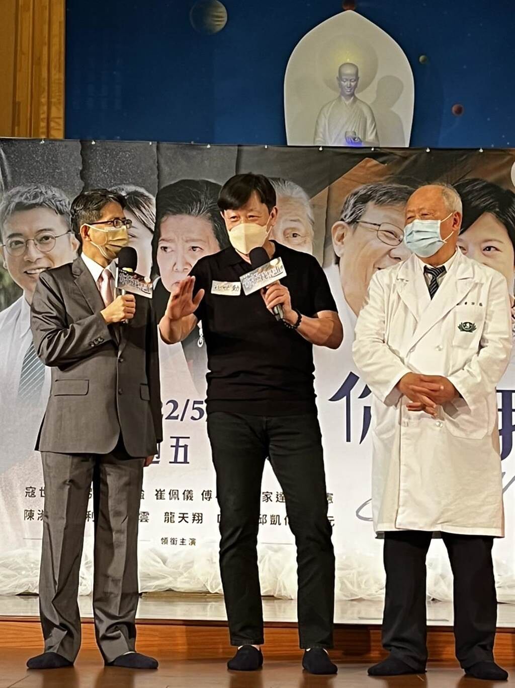 寇世勳（左二）與飾演的本尊曹汶龍醫師（左三）同台受訪。（大愛提供）