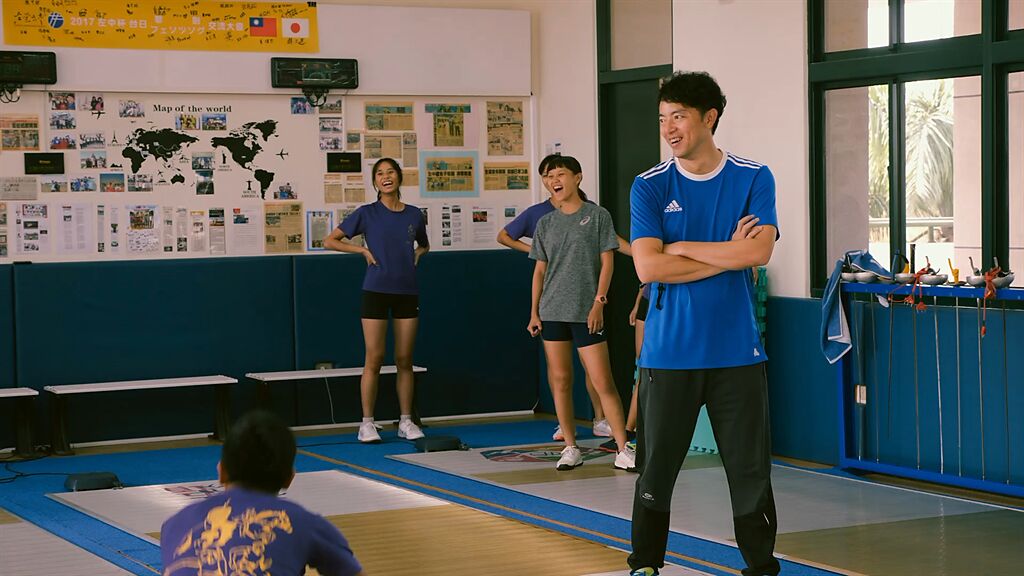《教練》主角林生祥教練（右一）與「現代五項」選手陳佑萱（右二）。（佳映提供）