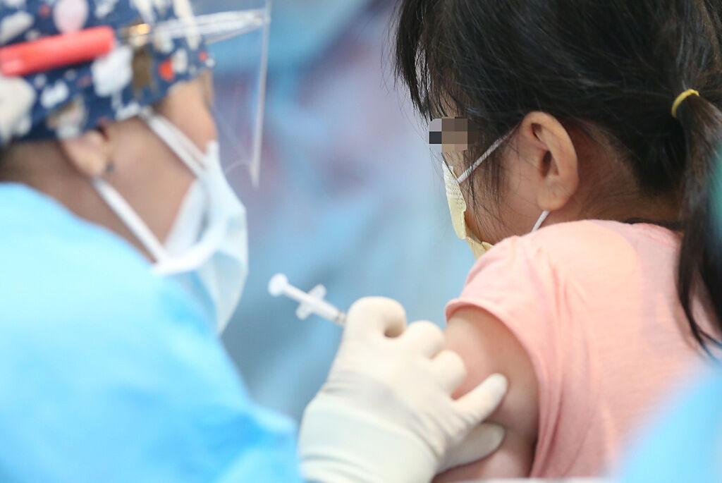 台灣兒童感染症醫學會理事長邱南昌在今（28日）的疫情記者會上強調，要避免孩子染疫，最重要的就是接種疫苗。（杜宜諳攝）