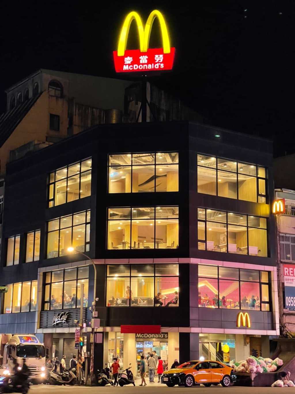 基隆市麥當勞愛三店為基隆鬧區地標，但因商業考量結束了34年的營業。(圖/翻攝自「張之豪」臉書)
