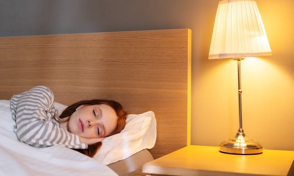 睡覺開夜燈好嗎？研究：燈光不僅影響睡眠，和血糖高低也有關。(示意圖/Shutterstock)