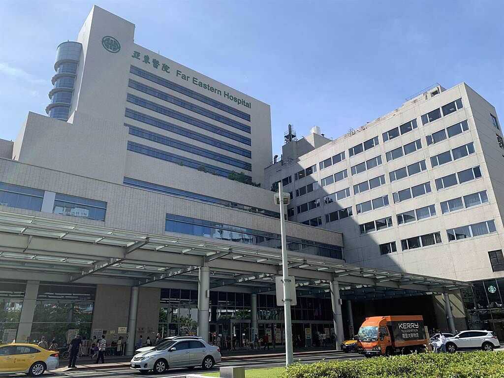 亞東醫院專責病房徵康復者照顧確診者。（王揚傑攝）