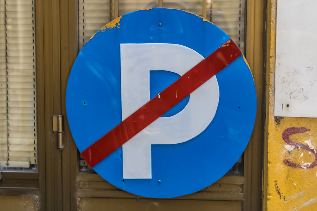 泰國一名屋主貼「禁止停車」告示在家門口沒有用，改成「車位出租」後，違停車輛竟全部消失。(示意圖/達志影像)