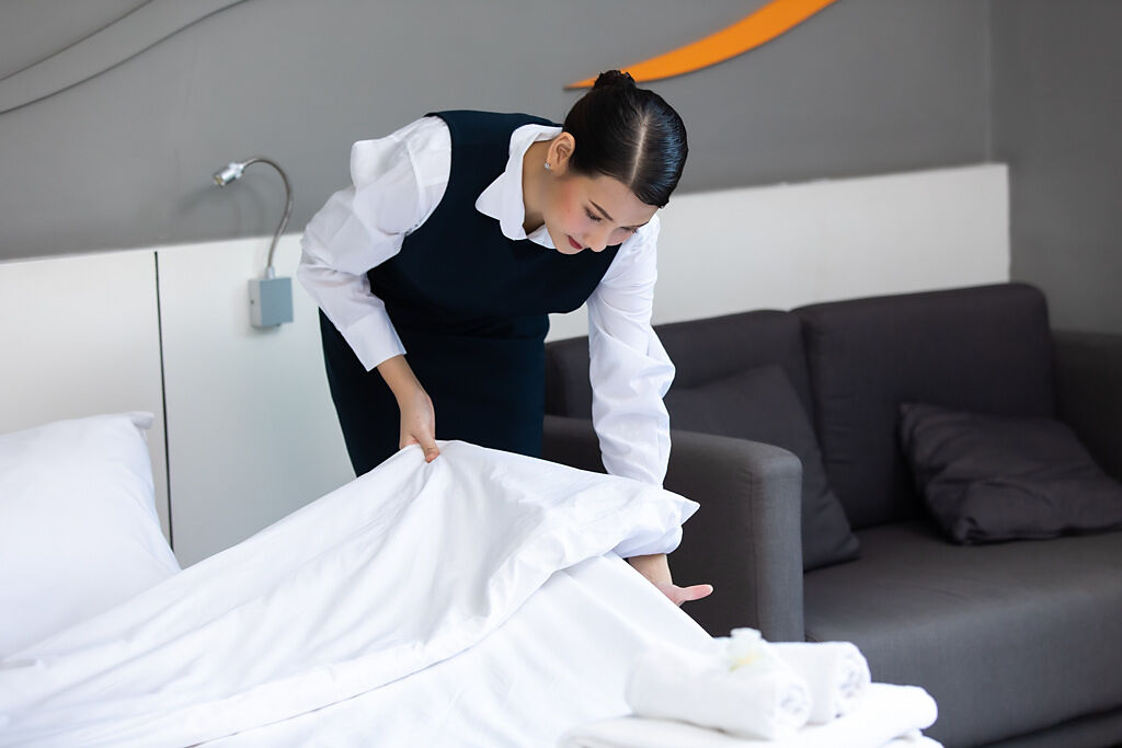 日本一名飯店員工透露，客人在退房前幫忙摺被子，其實會造成清潔人員的負擔。(示意圖/達志影像)