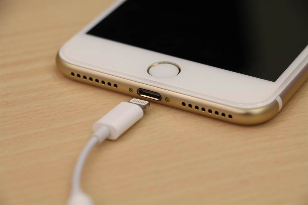 網友親自測試iPhone裸機與加手機殼手機的調電量。(圖/翻攝自中時新聞網)
