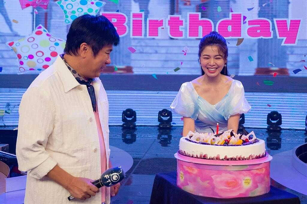 胡瓜（左）看到錄影前消失的白家綺推出生日蛋糕，露出開心表情。（民視提供）