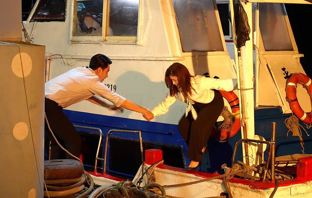 王樂妍腳踩細跟高跟鞋在船上走跳。（台視提供）