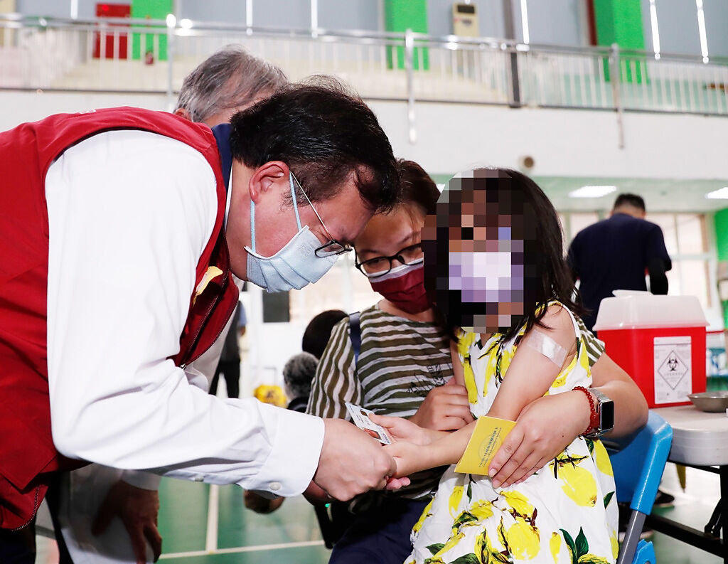 本土疫情持續燒，不少家長帶著孩子去打疫苗。（陳怡誠攝）