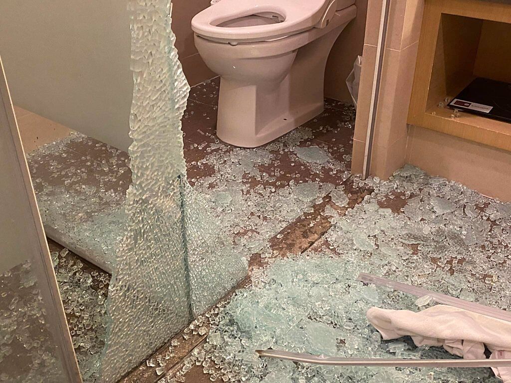 高雄某知名飯店浴室強化玻璃突爆破，碎片噴滿地，他超傻眼。（圖／翻攝自爆廢公社）