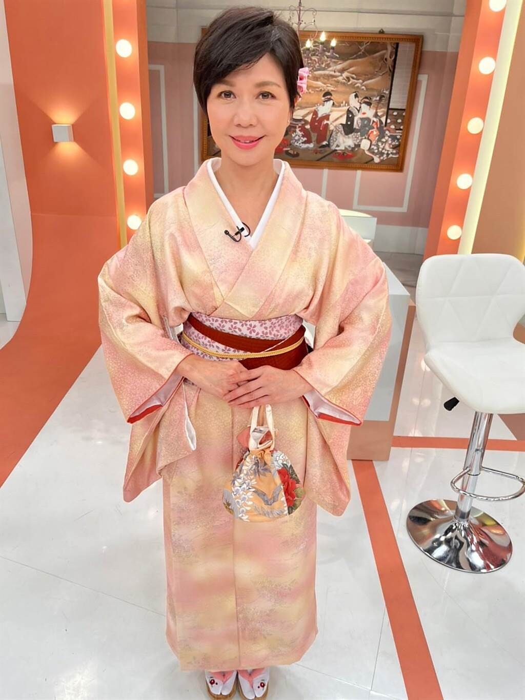 主持人于子育穿著日本和服，相當優雅。（民視提供）