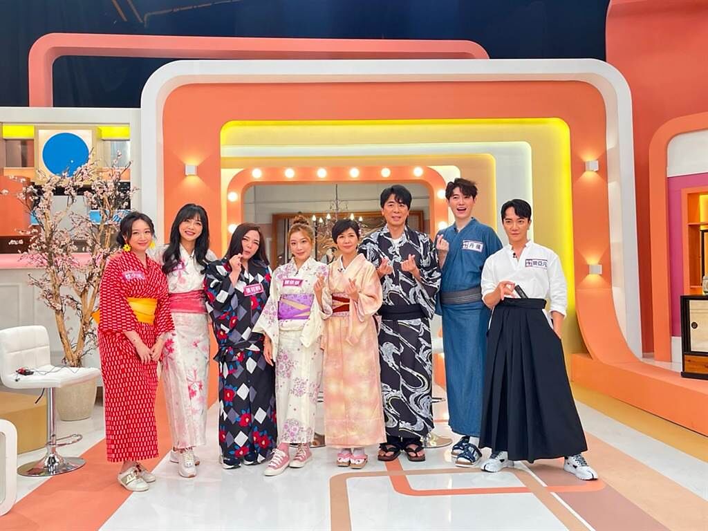 杜小比（左起）、何蓓蓓、小甜甜、陳依依、于子育、梁赫群、丹楓、曾亞凡分享日本旅遊經驗。（民視提供）