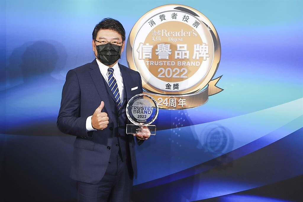 謝震武律師獲得最受信賴新聞時事節目主持人獎的殊榮。 （《讀者文摘》提供）