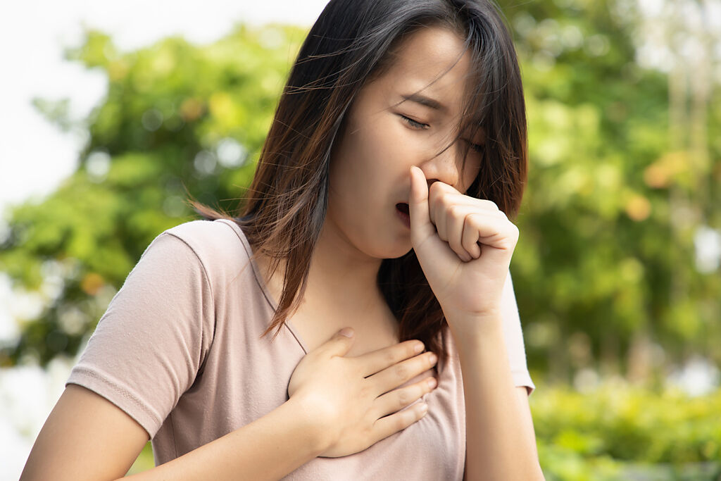 不少染疫者出現咳嗽咳不停的症狀，營養師表示，病患可以喝「蜂蜜檸檬」緩解，與吃成藥的效果相當。(示意圖/達志影像)