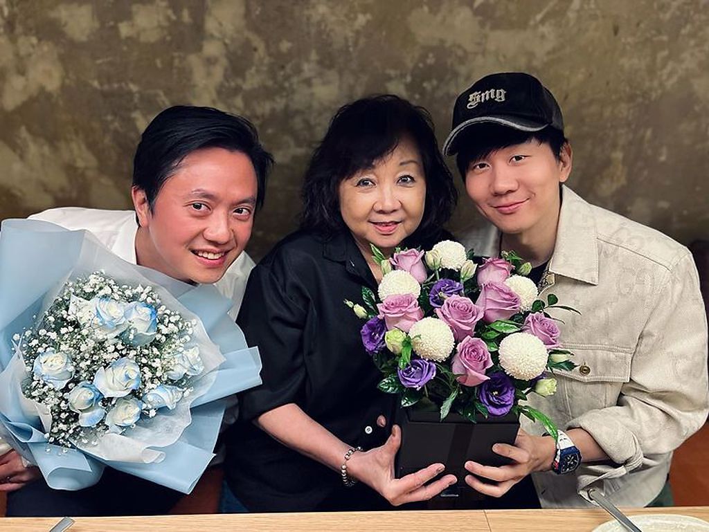 除了出遊，林俊傑不久前也曾和親哥及媽媽慶祝母親節。(圖/林俊傑 FB)