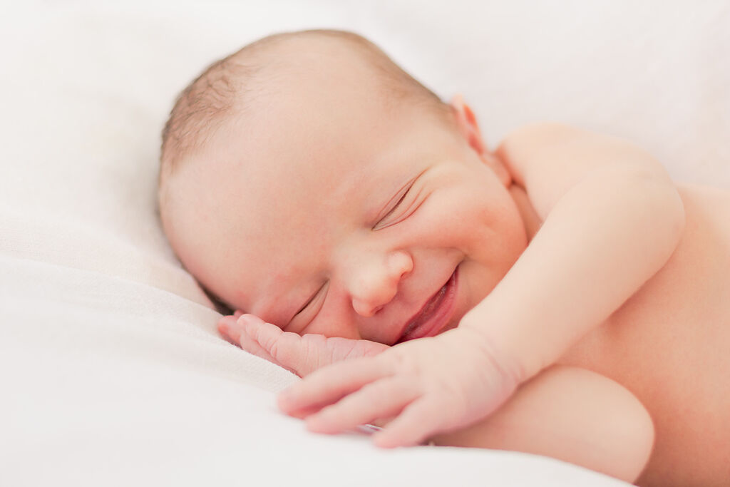 澳洲一名女嬰出生後，臉上始終掛著微笑，竟是罹患罕見疾病「雙側巨口畸形症」（bilateral macrostomia）。(示意圖/達志影像)