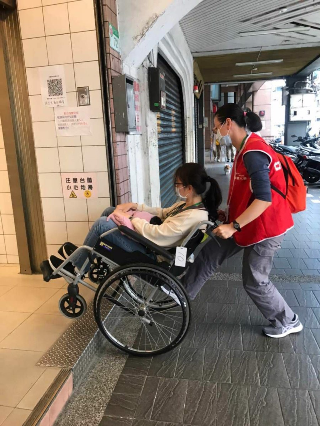 中壽同仁實際乘坐輪椅外出體驗身障者日常生活遭遇到的不便，更能感同身受。/中國人壽提供