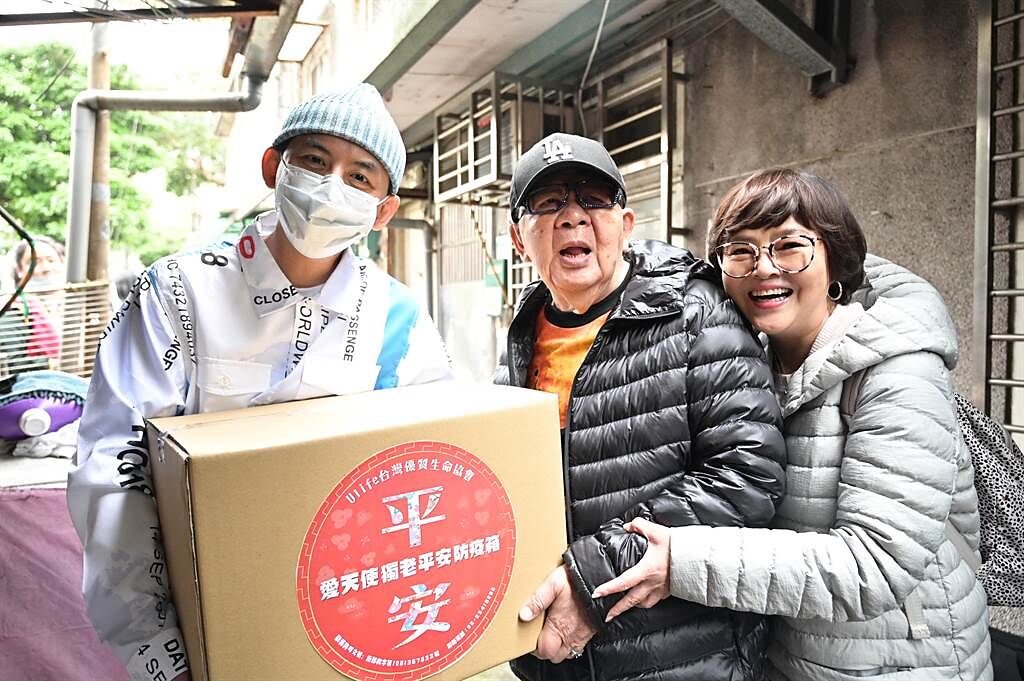 黃子佼（左）2020年曾與資深藝人林松義（中）、台灣優質生命協會祕書長紀寶如贈送防疫箱給獨居老人。（台灣優質生命協會提供）