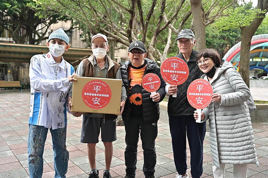 黃子佼（左）2020年曾贈送防疫箱給獨居老人，右為台灣優質生命協會祕書長紀寶如。（台灣優質生命協會提供）