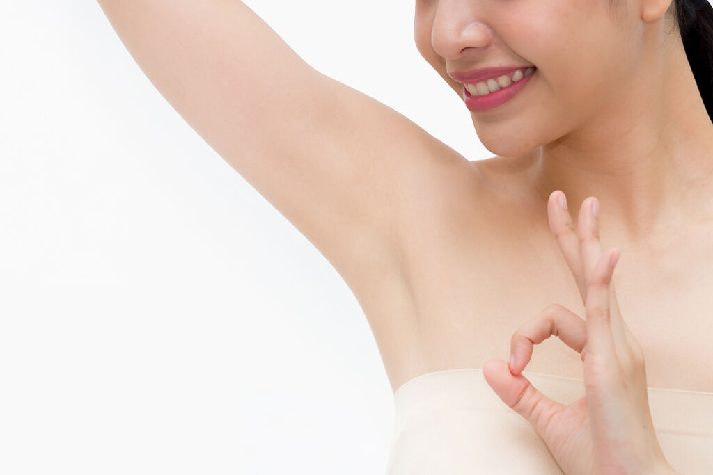 噴香水 男女位置有別！皮膚科醫授「超強除臭法」。(示意圖/Shutterstock)