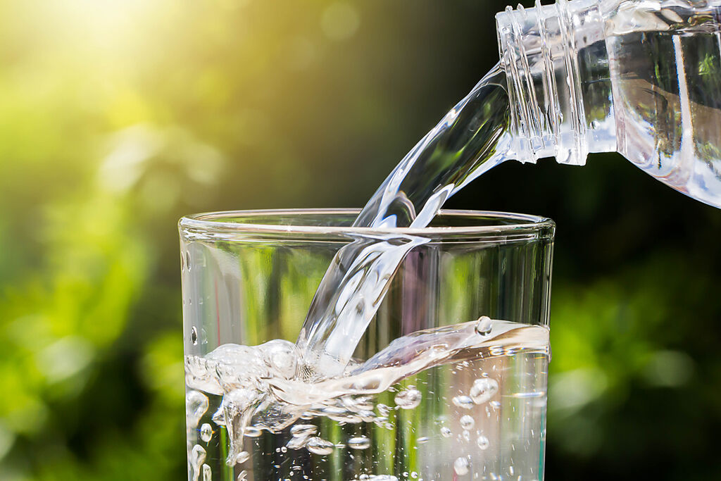 腎臟科醫師指出，當身體內水分的流失量達到體重的1～2％時，便會發出口渴的訊息，但絕大多數的人都是等到口渴了才喝水。（示意圖／達志影像）