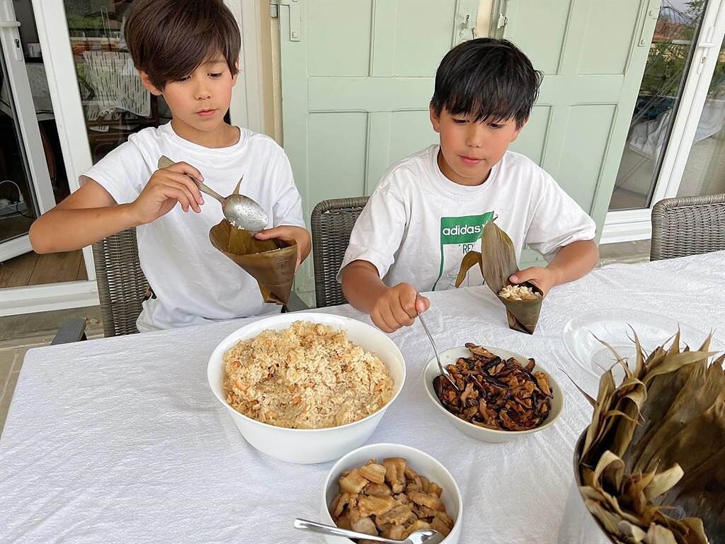 為了讓二個兒子多接觸華人節慶，多年來都會全家人一起包粽子。(翻攝自王君萍臉書)