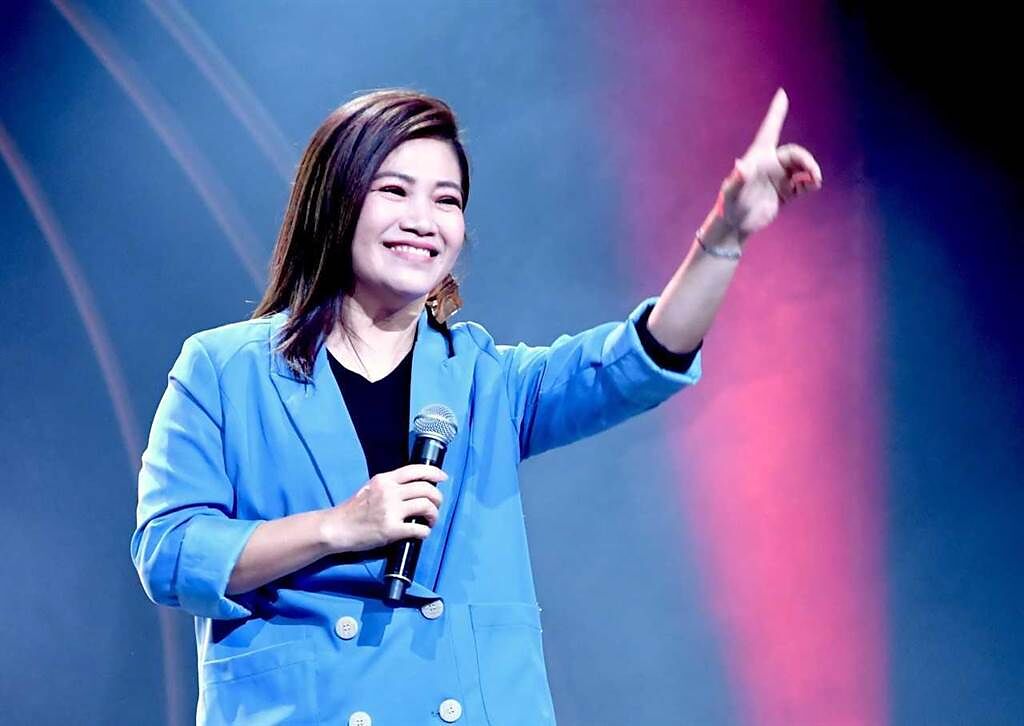 黃妃在《上奅台灣歌2.0經典傳奇》中回憶到當年演唱〈追追追〉的過程。（華視提供）