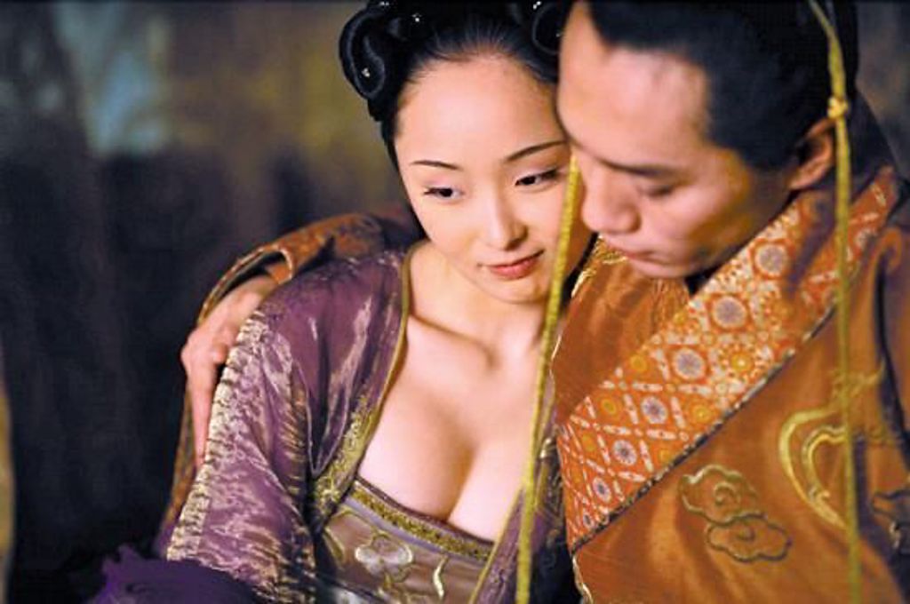 李曼在戲中大尺度露胸，還和劉燁有親密戲，讓李曼擁「最性感謀女郎」封號。（圖／取材自微博）