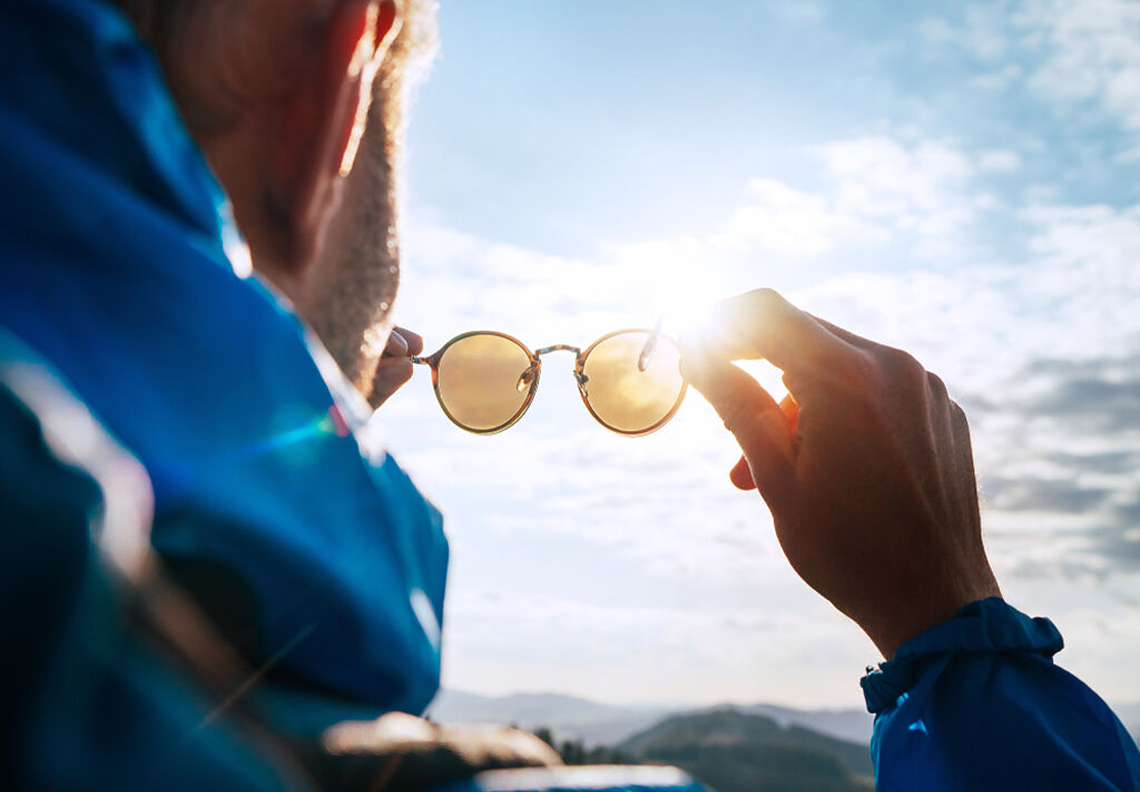 紫外線恐害白內障 眼醫曝：太陽眼鏡別選這兩種顏色。(示意圖/Shutterstock)