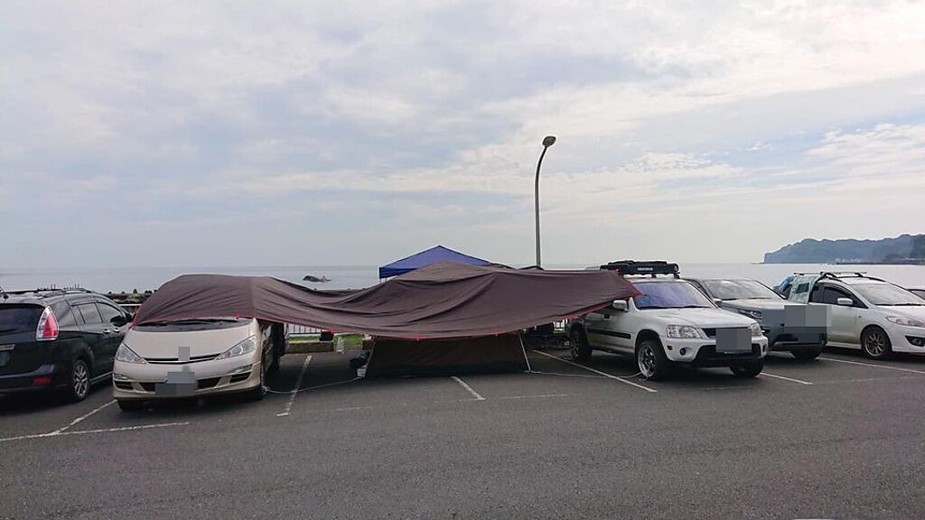1名網友在停車場內找不到車位，見民眾佔用停車格露營，網勸：「報警」。（圖／翻攝自爆料公社二社）