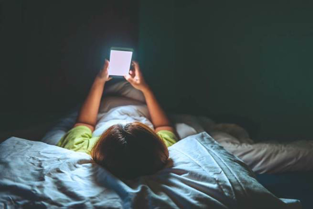睡前滑手機是禁忌。(示意圖/Shutterstock)
