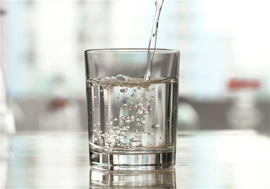 喝水、咖啡、酒精都會導致夜尿。(示意圖/Shutterstock)
