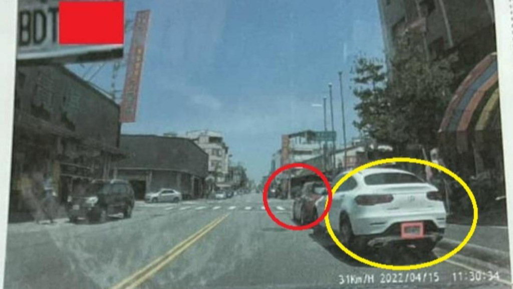 罰單中的照片清楚可見兩台車停在一起。(圖/翻攝自「爆料公社」)
