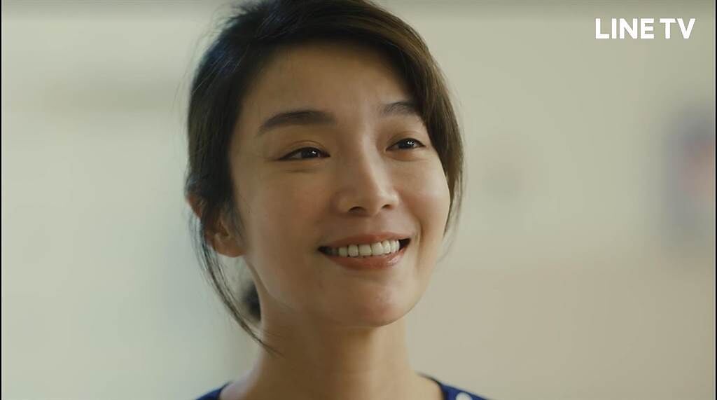 蔡淑臻飾演的小劉醫師在片尾終於露出溫暖的笑容。（摘自LINE TV）