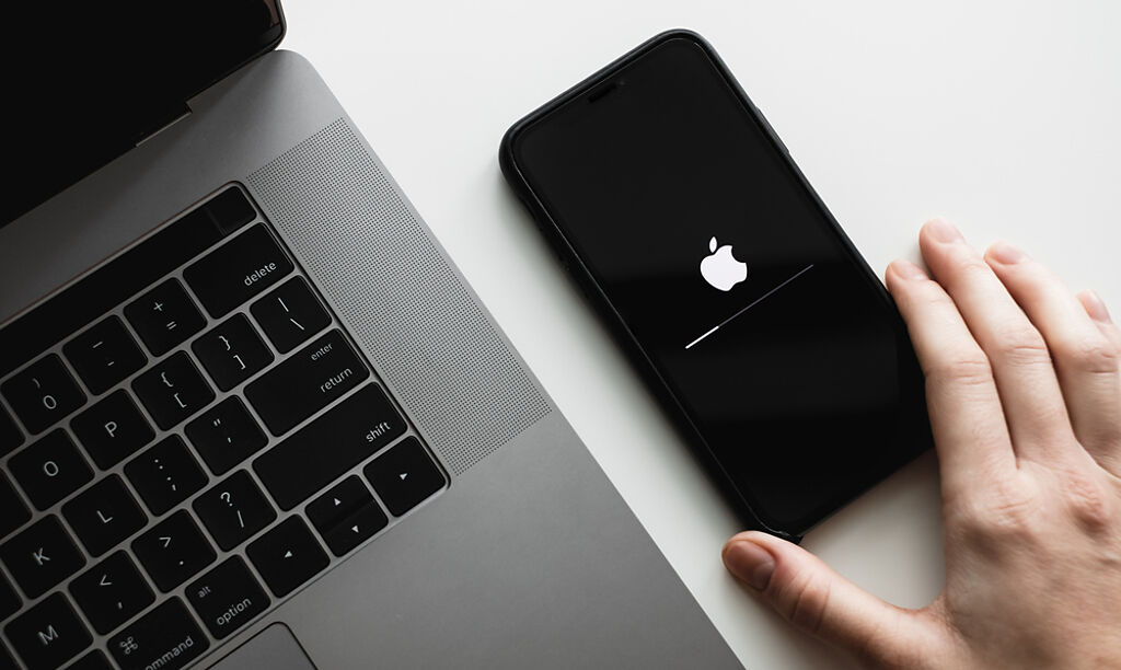 一名男網友將手機更新到iOS15.5版本，不料儲存空間竟莫名被大量系統資料占用。（示意圖／Shutterstock）