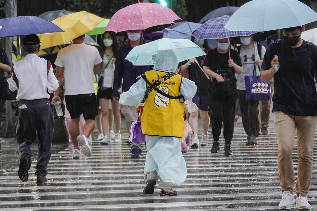 今天到周日梅雨滯留鋒面在台灣附近南北徘徊，有劇烈天氣發生，累積致災降雨的潛勢。（黃子明攝）