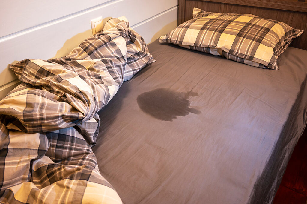 一名女網友的家中被陌生人闖入，還在她的床上噴精液。（示意圖／Shutterstock）