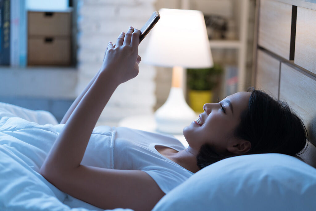 劉博仁醫師指出，睡前滑手機不但會導致睡眠障礙，還可能引起夜尿問題。(示意圖/達志影像)