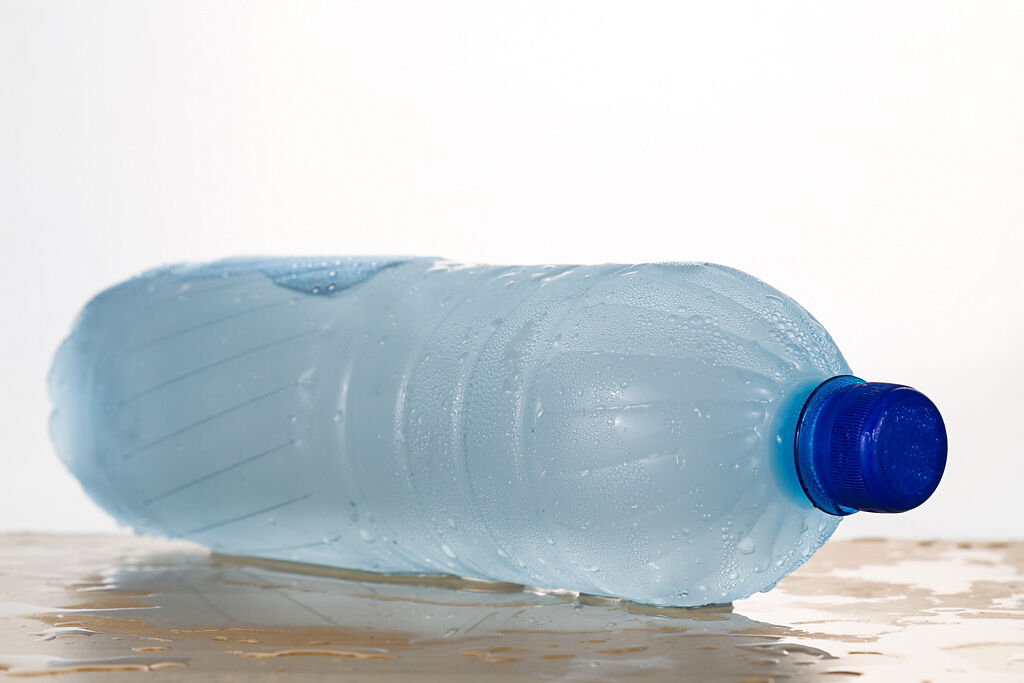 日本醫師指出，結冰寶特瓶不但可以幫助除溼，還可以降低室內溫度。(示意圖/達志影像)